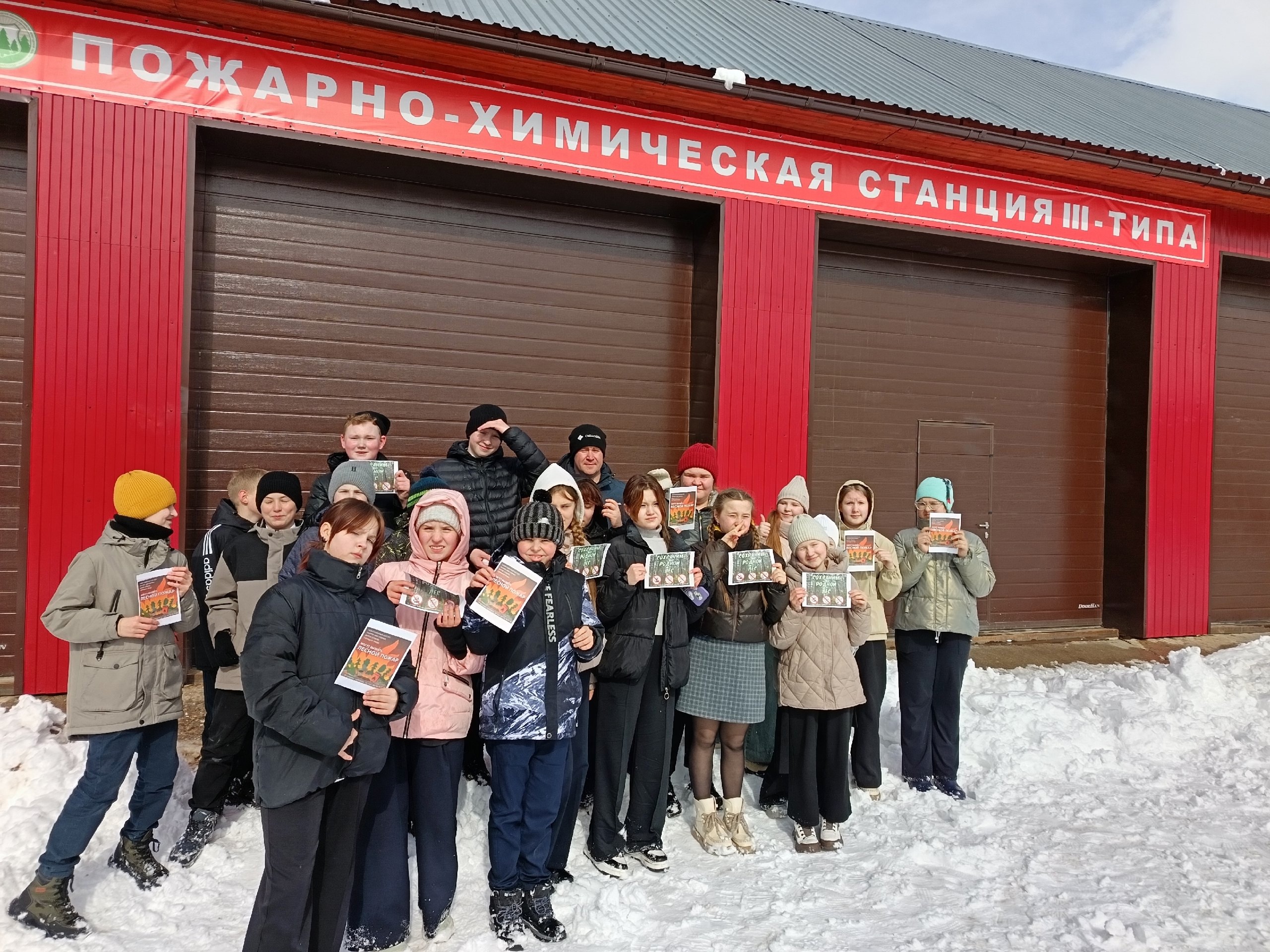 Учащиеся лесного 6 &amp;quot;А&amp;quot; класса посетили &amp;quot;Пожарно-химическую станцию III типа&amp;quot; САУ лесного хозяйства Вологодской области. Куратор класса Покровский М.Ю. показал и рассказал о технике, используемой при тушении лесных пожаров и машины,.